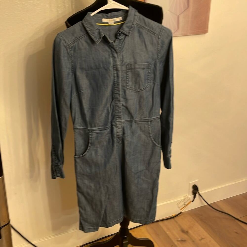 Boden Signature Denim Dress Casual Elegance with a Flattering Fit